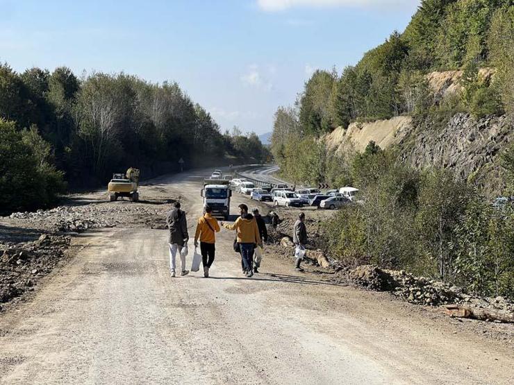 Orman yolunda ilginç kuyruk Kimileri yemek için kimileri satmak için bekliyor