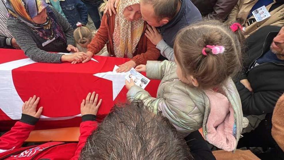 Yürekler dağlandı: Babasının fotoğrafını annesine işte böyle gösterdi