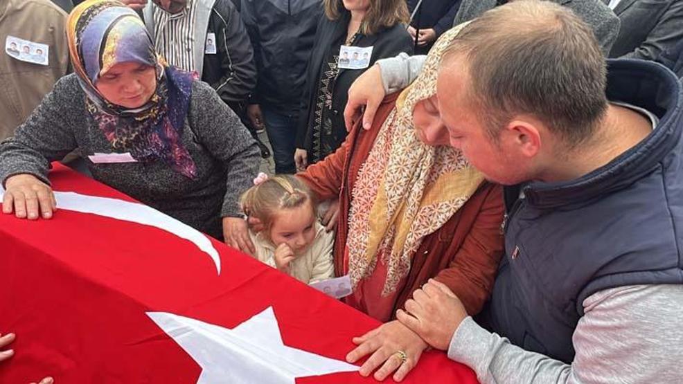 Yürekler dağlandı: Babasının fotoğrafını annesine işte böyle gösterdi