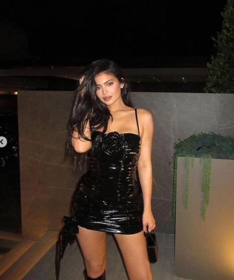 Kylie Jenner siyahlar içinde poz verdi