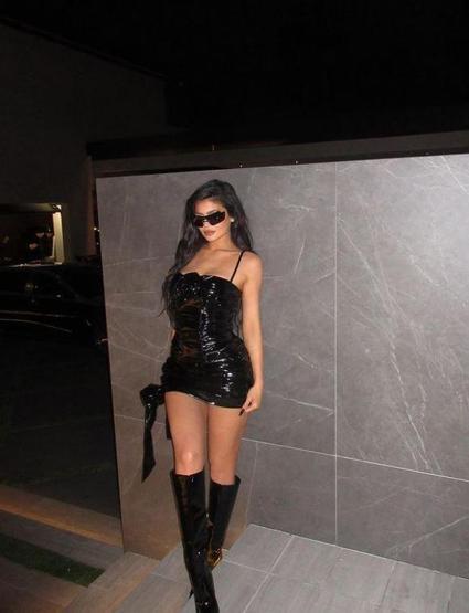 Kylie Jenner siyahlar içinde poz verdi