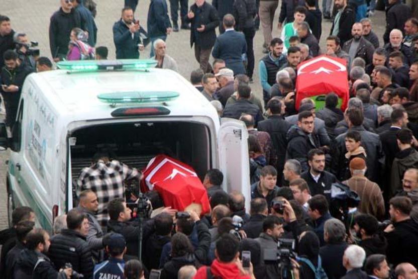 Bartında aynı gün işe başlayan 3 arkadaş yan yana uğurlandı