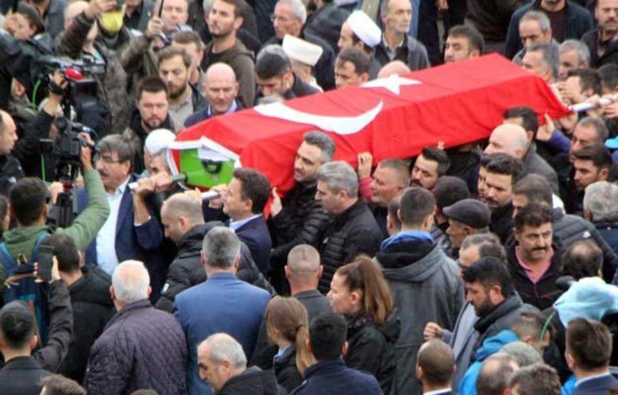 Bartında aynı gün işe başlayan 3 arkadaş yan yana uğurlandı