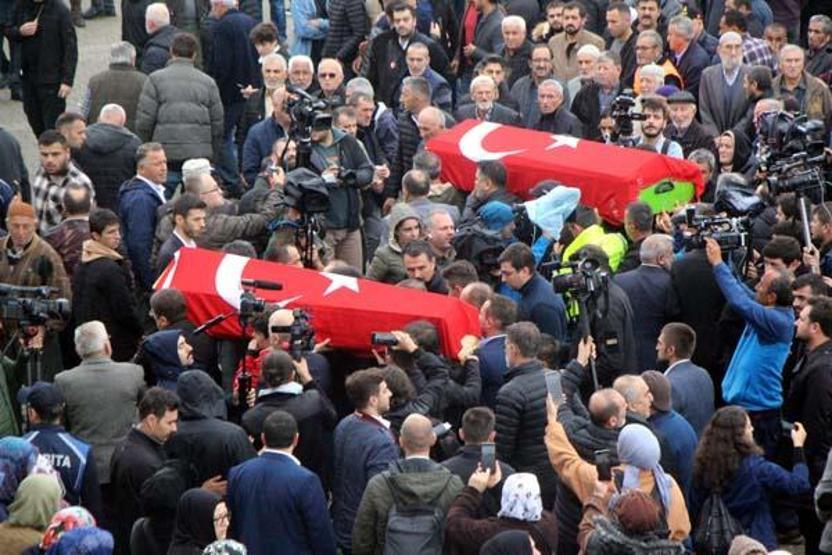 Bartında aynı gün işe başlayan 3 arkadaş yan yana uğurlandı