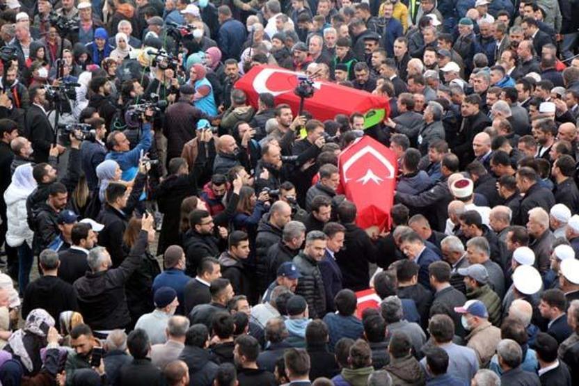 Bartında aynı gün işe başlayan 3 arkadaş yan yana uğurlandı