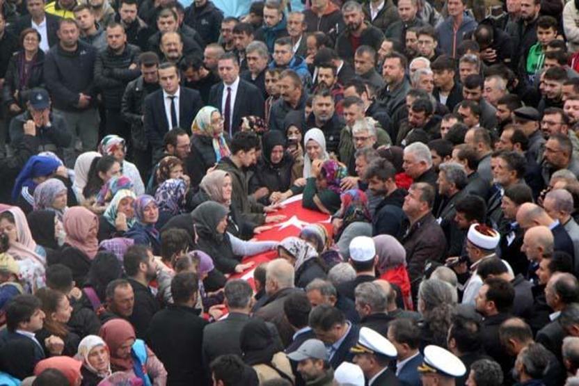 Bartında aynı gün işe başlayan 3 arkadaş yan yana uğurlandı