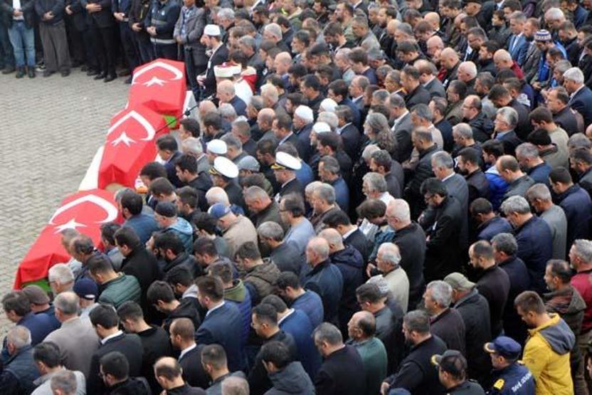 Bartında aynı gün işe başlayan 3 arkadaş yan yana uğurlandı