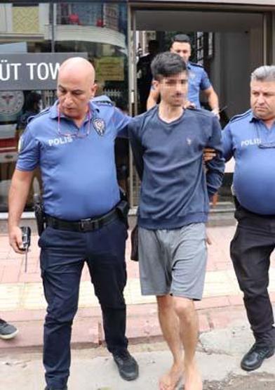 Annesini metal çubukla dövüp, balkondan atmak istedi