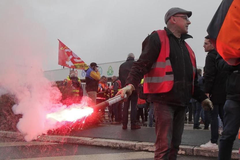 Fransa’da grev dalgası yayılıyor: Kamu çalışanları da iş bıraktı