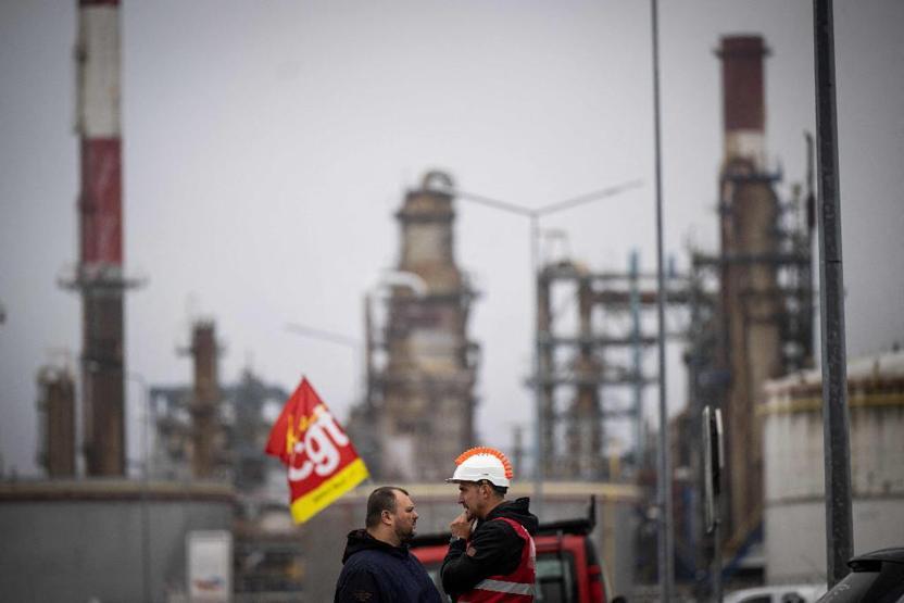 Fransa’da grev dalgası yayılıyor: Kamu çalışanları da iş bıraktı