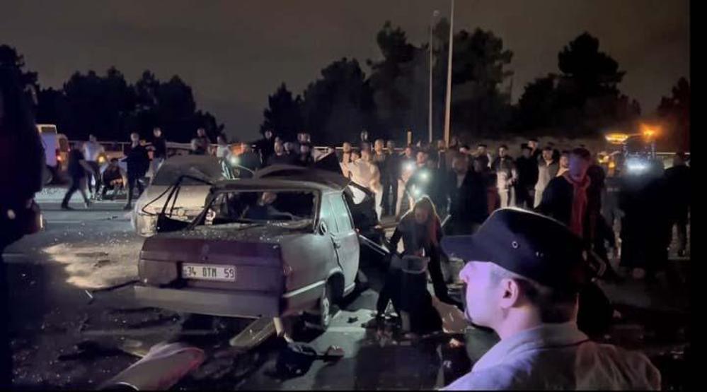 Arnavutköyde feci kaza: İki otomobil çarpıştı 2 kişi öldü 7 kişi yaralandı