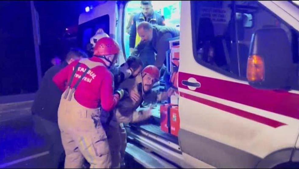 Arnavutköyde feci kaza: İki otomobil çarpıştı 2 kişi öldü 7 kişi yaralandı