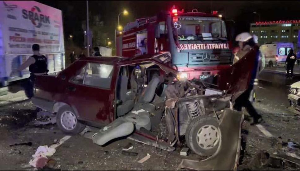 Arnavutköyde feci kaza: İki otomobil çarpıştı 2 kişi öldü 7 kişi yaralandı