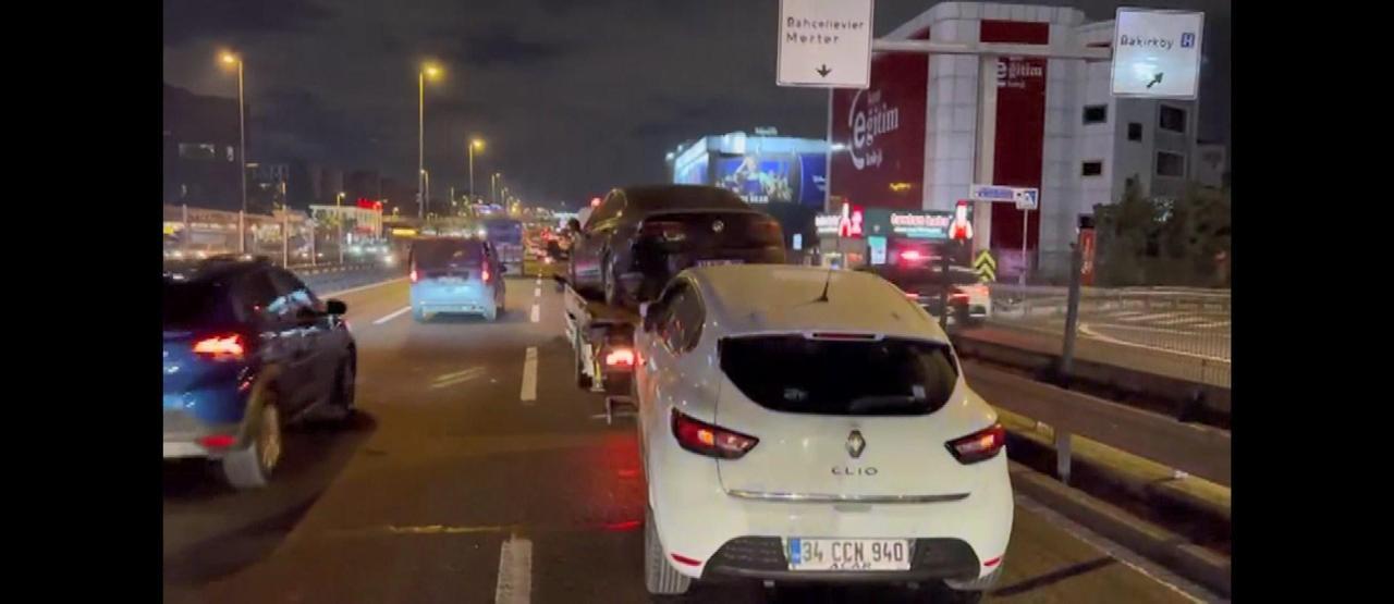Bakırköyde kaza yapan otomobilin motoru yol ortasına düştü