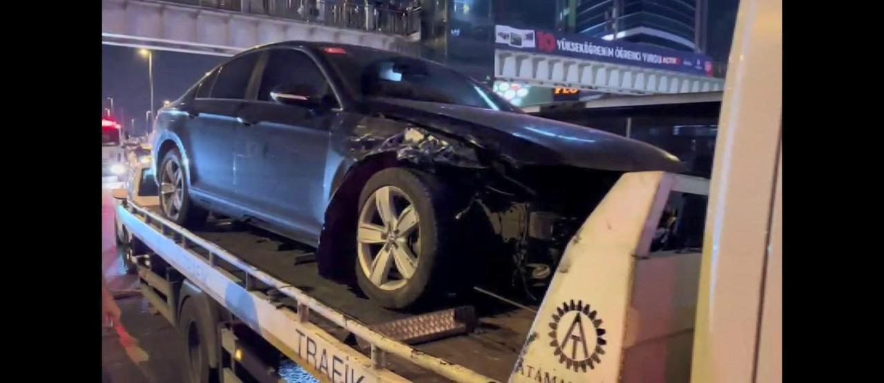 Bakırköyde kaza yapan otomobilin motoru yol ortasına düştü