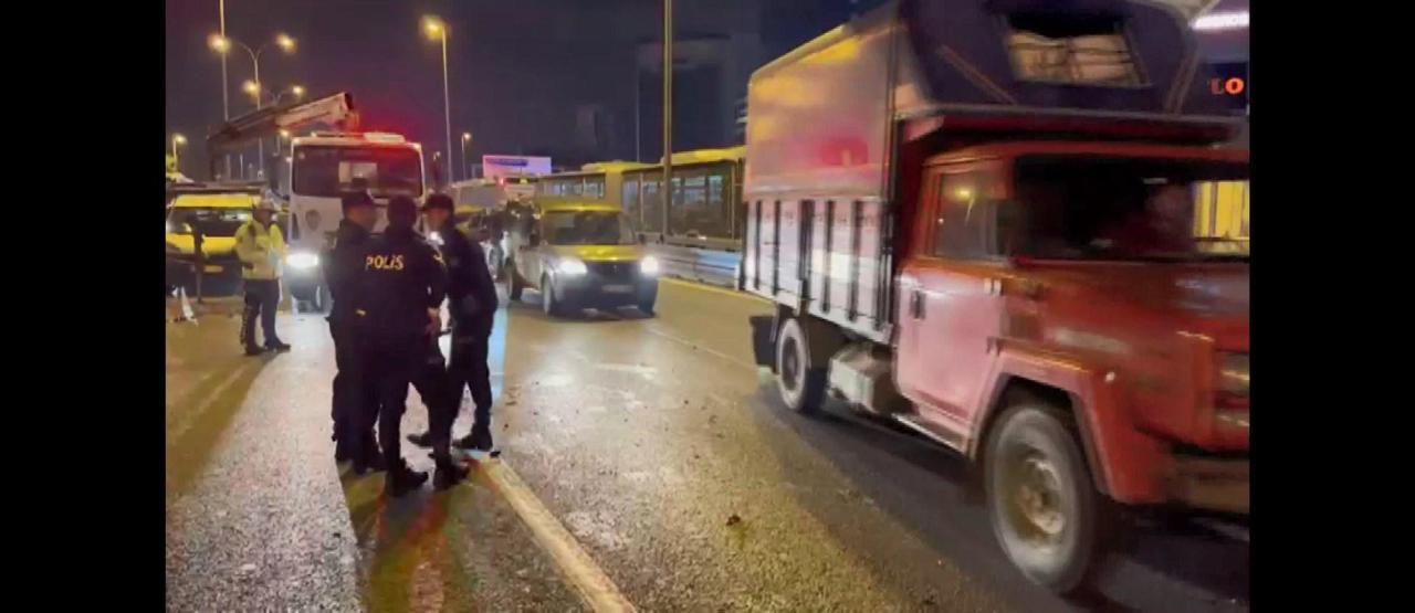 Bakırköyde kaza yapan otomobilin motoru yol ortasına düştü