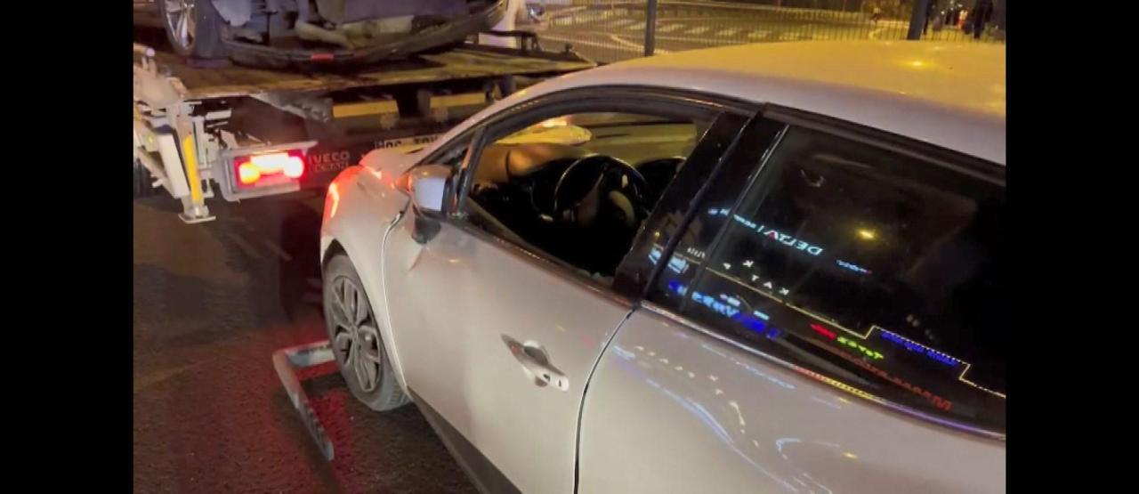 Bakırköyde kaza yapan otomobilin motoru yol ortasına düştü