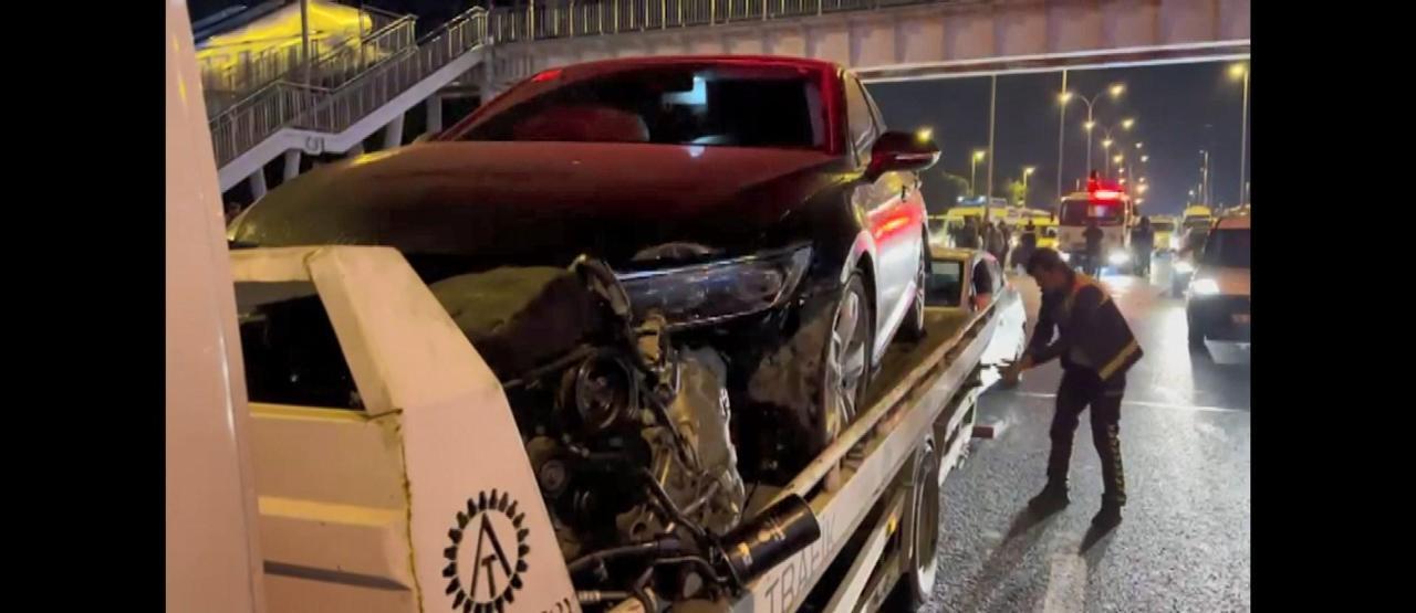 Bakırköyde kaza yapan otomobilin motoru yol ortasına düştü