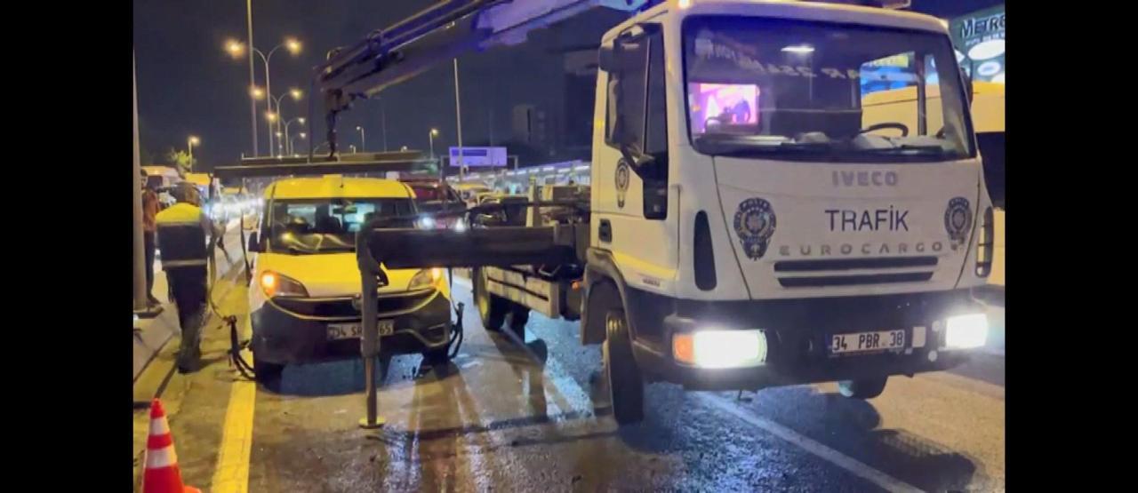 Bakırköyde kaza yapan otomobilin motoru yol ortasına düştü