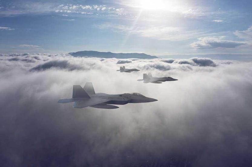 F-22 Raptor savaş uçağı rekor kırdı F-35lerin pabucu dama mı atılıyor