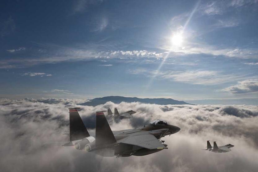 F-22 Raptor savaş uçağı rekor kırdı F-35lerin pabucu dama mı atılıyor