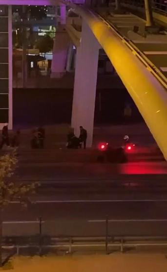 Üst geçitten atlayan kadını aşağıdakiler yakalamaya çalıştı