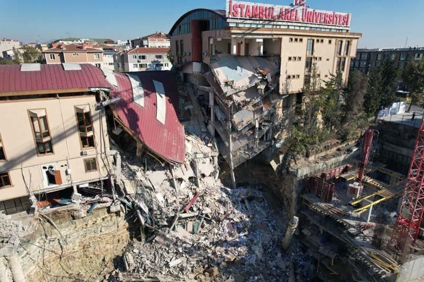 İstanbulda üniversite binasında çökme Çalışmalar başladı