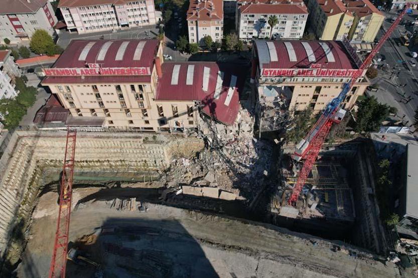 İstanbulda üniversite binasında çökme Çalışmalar başladı