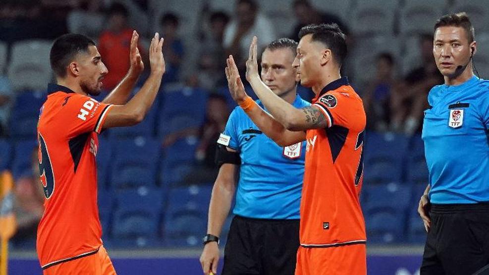 Flaş açıklamalar Mesut Özil futbolu bırakıyor mu Kerem Atletico ile anlaştı mı