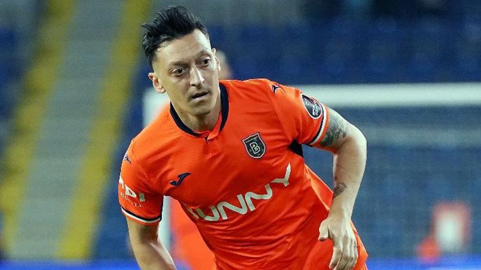 Flaş açıklamalar Mesut Özil futbolu bırakıyor mu Kerem Atletico ile anlaştı mı