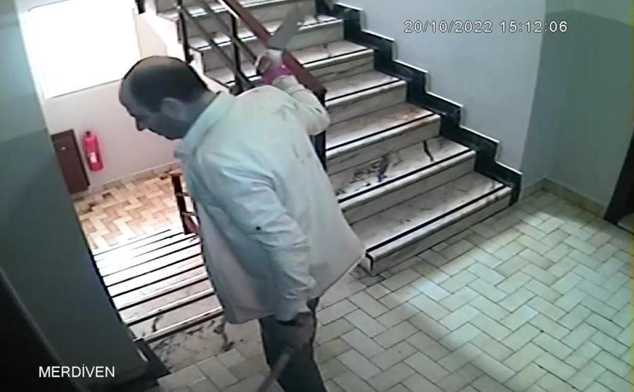 İstanbulda avukat dehşet saçtı: Bir elinde kılıç diğerinde satır