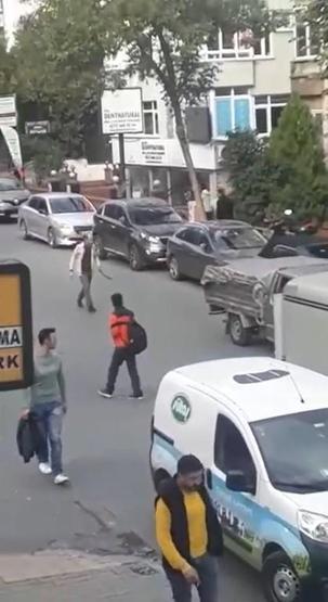 İstanbulda avukat dehşet saçtı: Bir elinde kılıç diğerinde satır