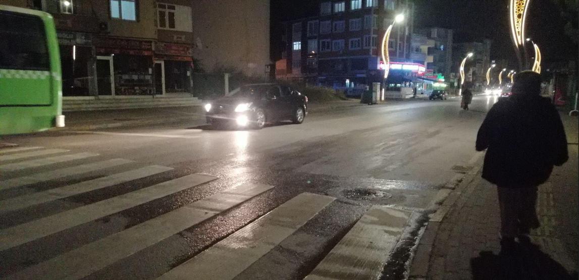 Yaya geçidinde dehşet: Oğlum babana araba çarptı