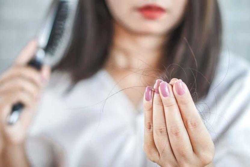 Saçları tel tel döküyor Kansızlıktan vitamin eksikliğine uzman isim saç dökülmesine neden olan etkenleri tek tek sıraladı Saç dökülmesi nasıl önlenir