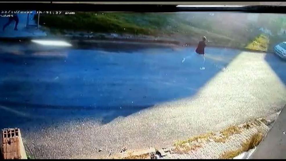 Genç kız metruk binada davetiyle tuzak kuruyordu Polis onları kendi silahıyla vurdu
