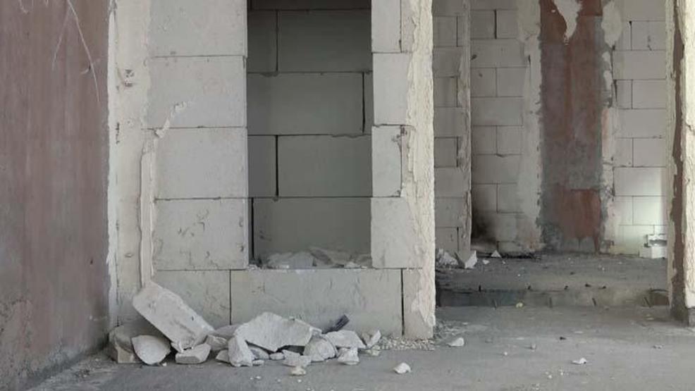 Genç kız metruk binada davetiyle tuzak kuruyordu Polis onları kendi silahıyla vurdu