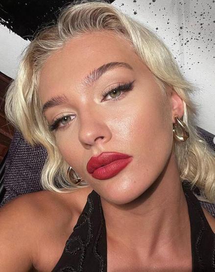 Melisa Döngelden şartlı poz
