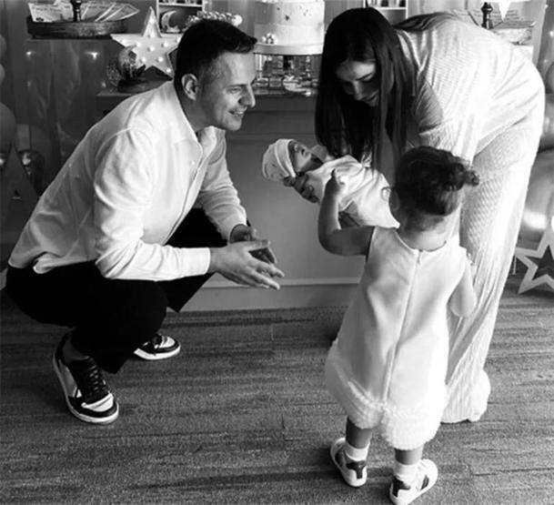 Merve Özbeyin aile pozuna beğeni yağdı