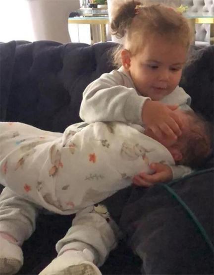 Merve Özbeyin aile pozuna beğeni yağdı