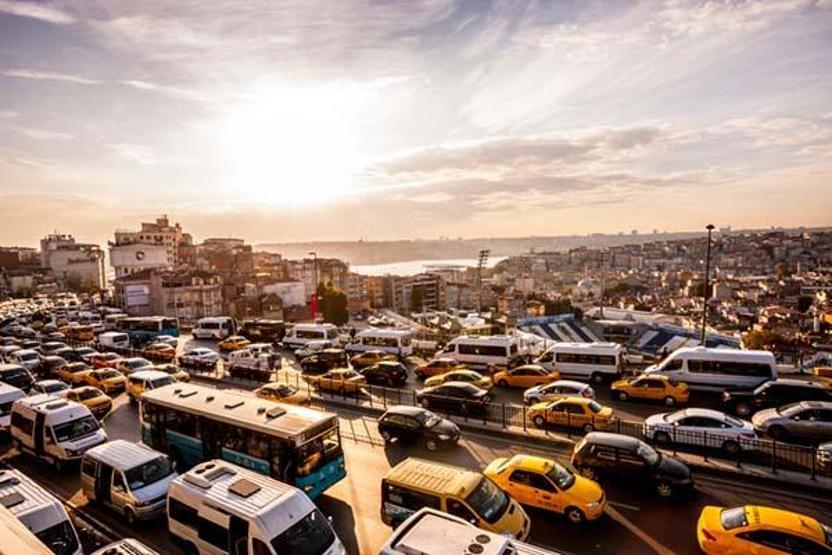 İstanbulda trafikte 1 yıl içinde yüzde 30 artış; hava kirliliği de arttı