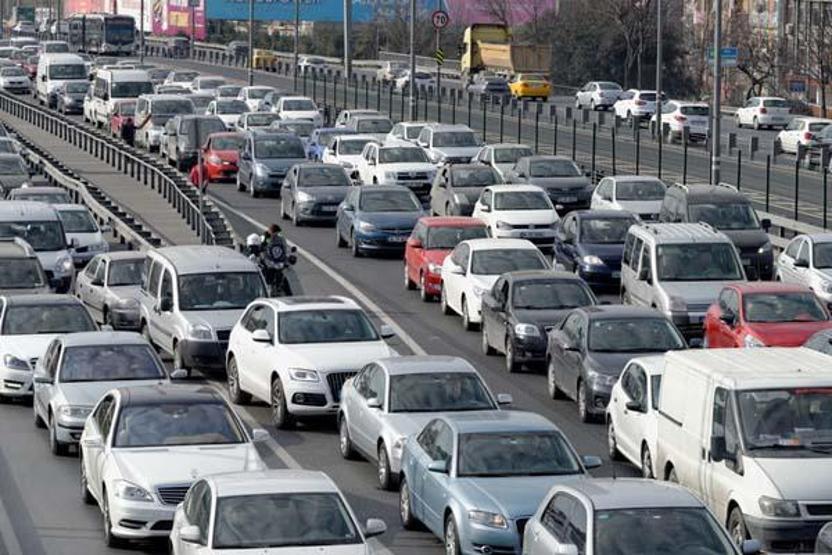 İstanbulda trafikte 1 yıl içinde yüzde 30 artış; hava kirliliği de arttı