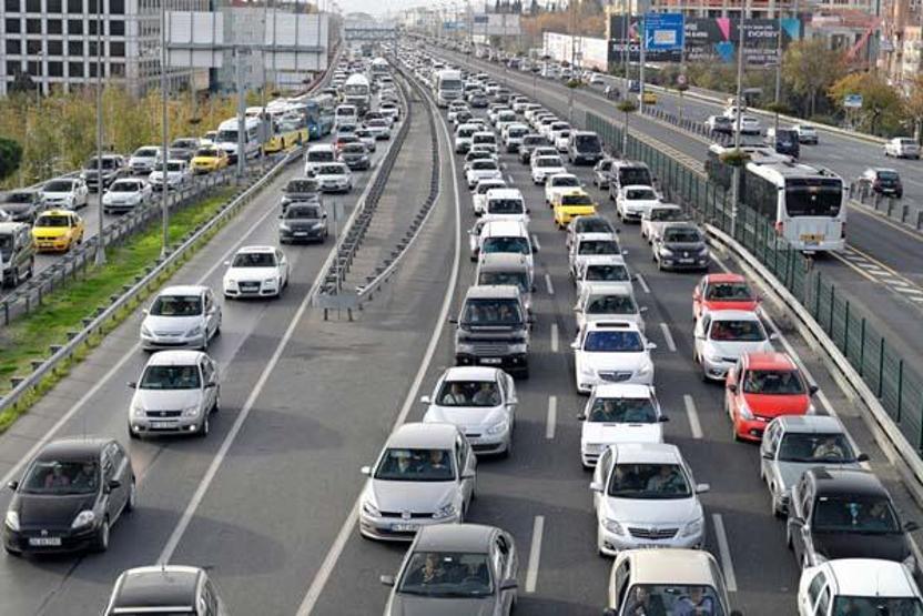İstanbulda trafikte 1 yıl içinde yüzde 30 artış; hava kirliliği de arttı