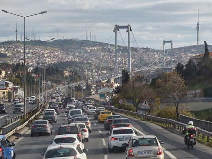 İstanbulda trafikte 1 yıl içinde yüzde 30 artış; hava kirliliği de arttı