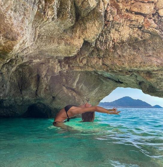 Zeynep Tokuş görenleri büyüledi Hem denize girdi hem de yoga yaptı