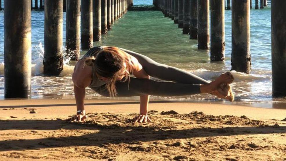 Zeynep Tokuş görenleri büyüledi Hem denize girdi hem de yoga yaptı