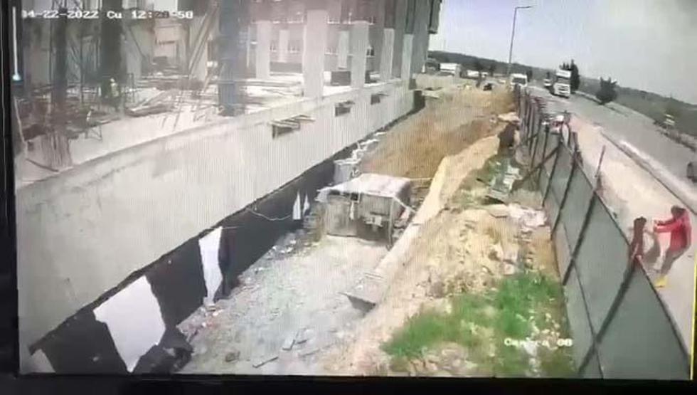 Hafriyat kamyonu inşaata daldı Tam o an...