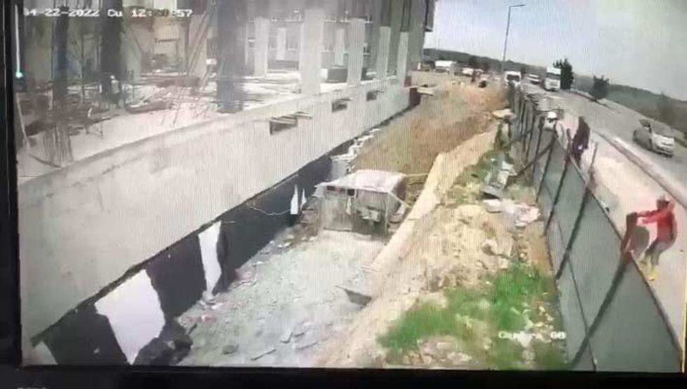 Hafriyat kamyonu inşaata daldı Tam o an...