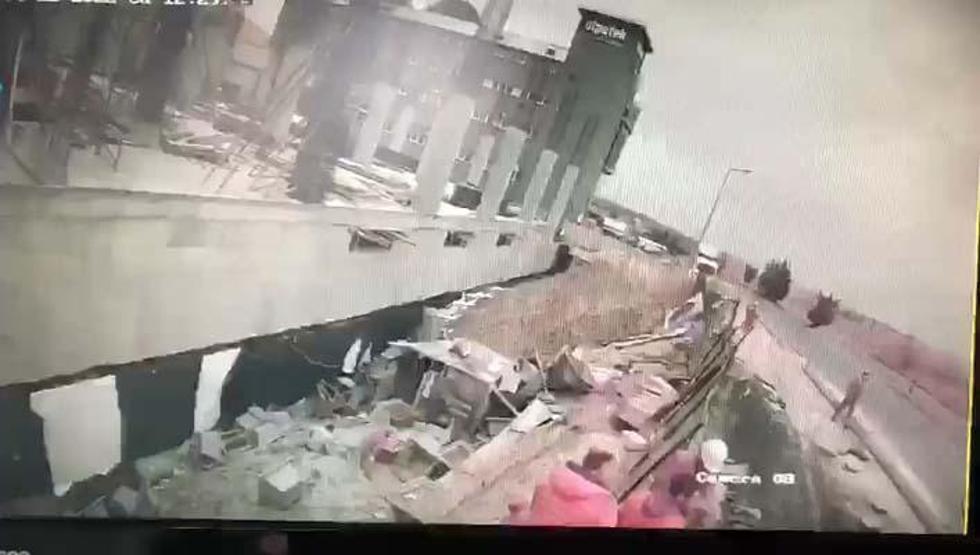 Hafriyat kamyonu inşaata daldı Tam o an...