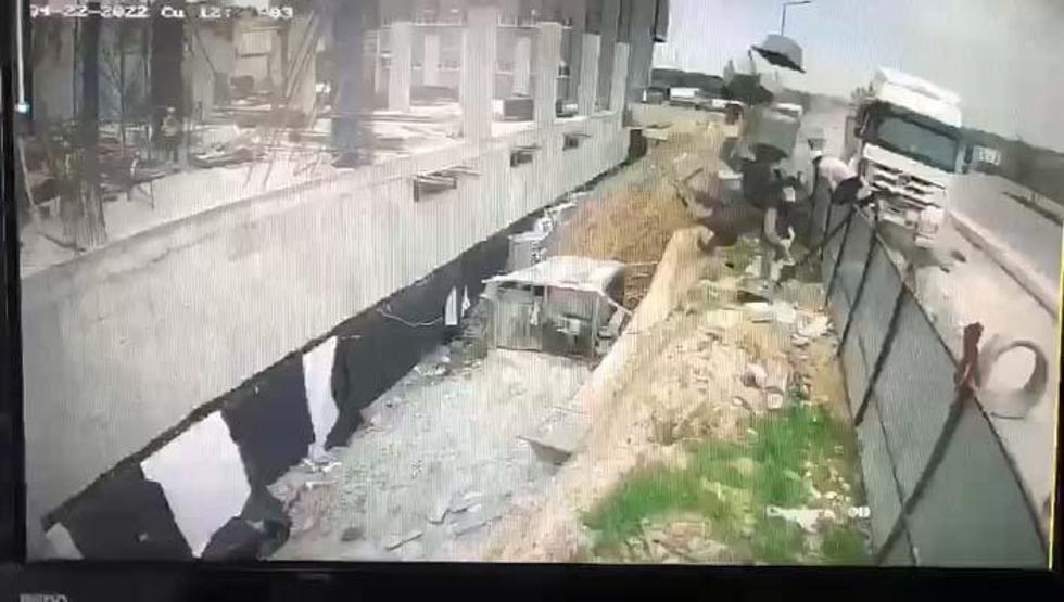 Hafriyat kamyonu inşaata daldı Tam o an...