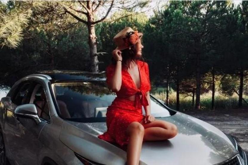Burcu Özberk göğüs dekolteli pozuyla beğeni topladı